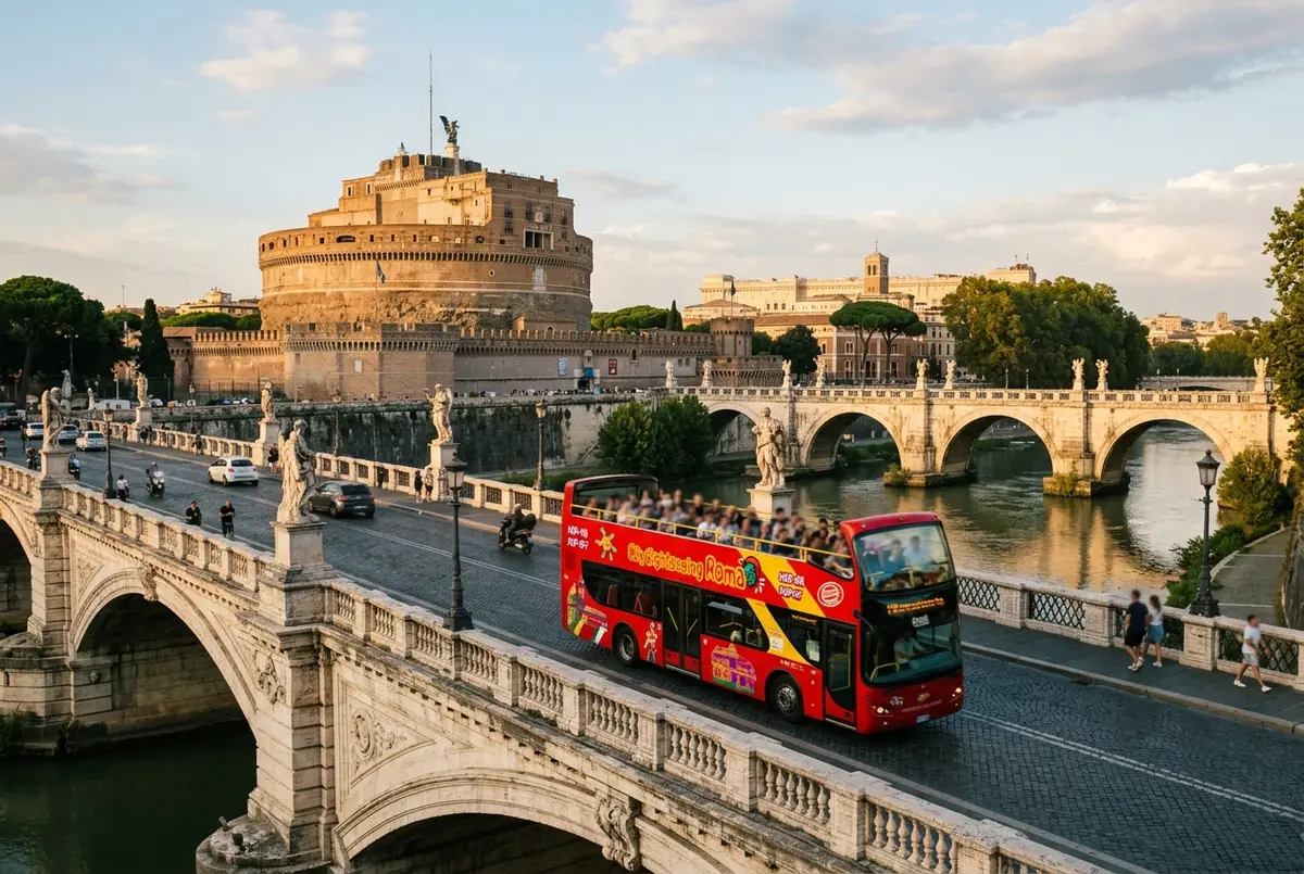 Roter offener hop on hop off rom big bus Doppeldecker überquert eine Brücke nahe der Engelsburg mit der Kuppel des Petersdoms im Hintergrund