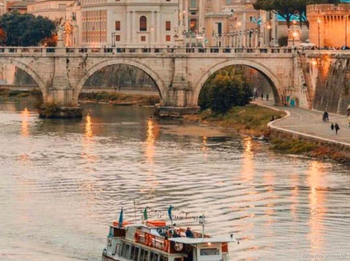Bus à toit ouvert du combo bus et bateau hop-on hop-off Rome près de la Basilique Saint-Pierre