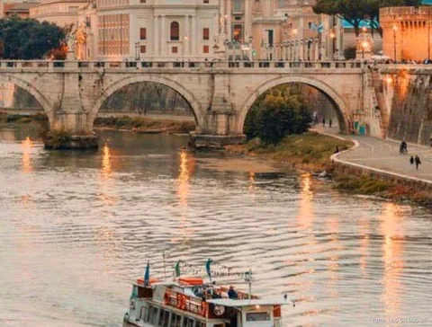 Bus scoperto del combinato bus e battello hop on hop off Roma vicino alla Basilica di San Pietro