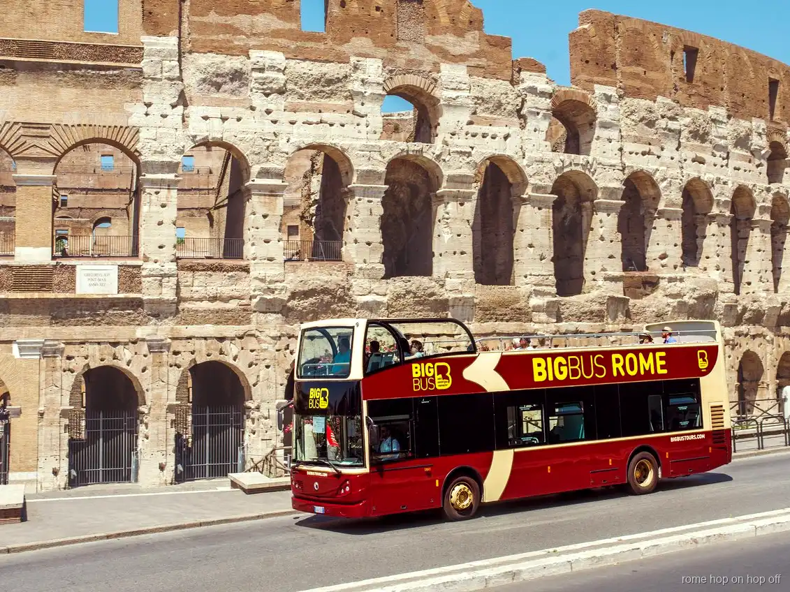Bus touristique de Rome Hop-On Hop-Off à impériale ouvert passant devant le Colisée