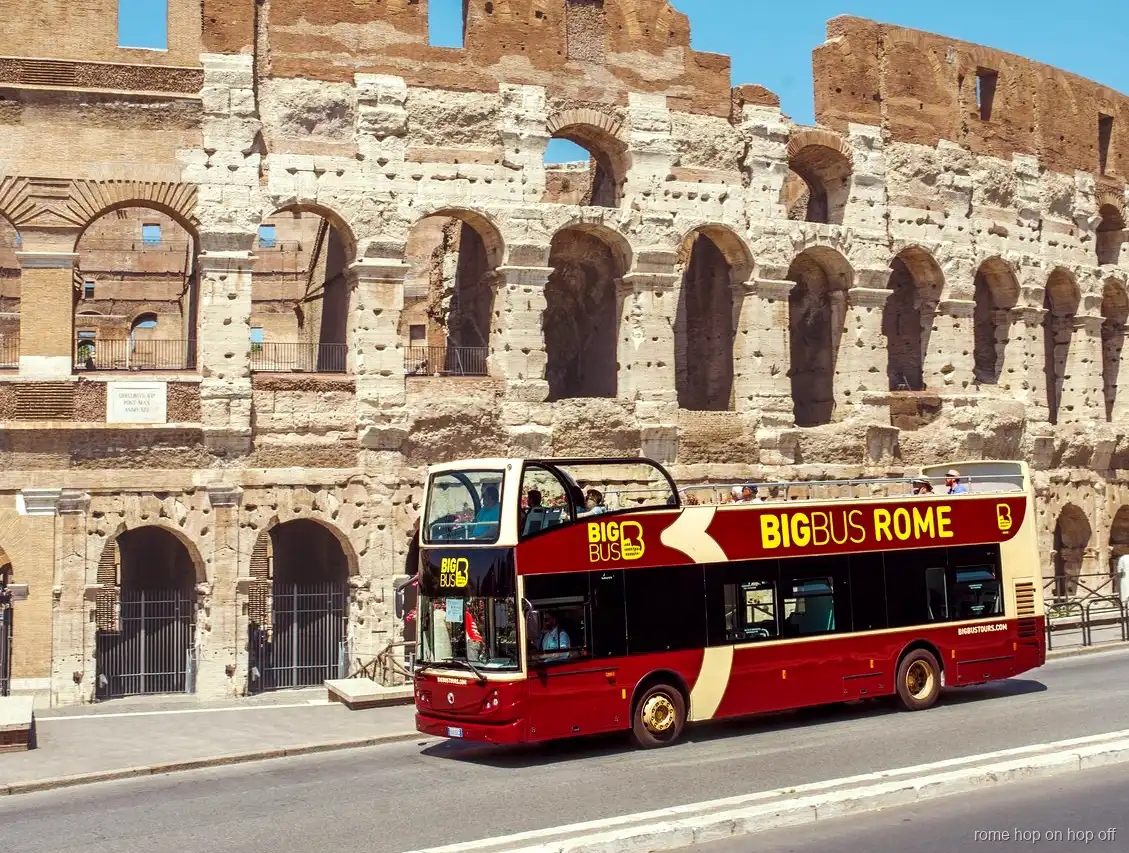 Autobús descubierto de dos pisos del bus turístico de Roma Big Bus pasando por el Coliseo