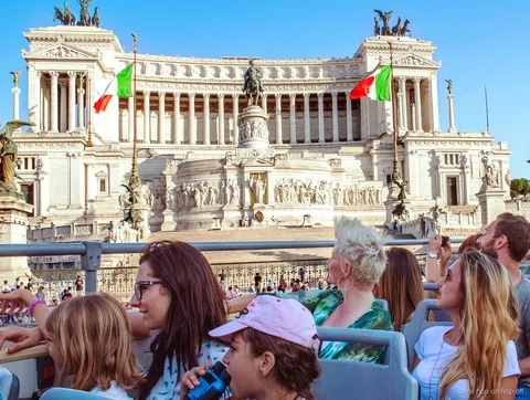 Vista desde el piso superior del bus turístico de Roma Big Bus cerca de la Basílica de San Pedro