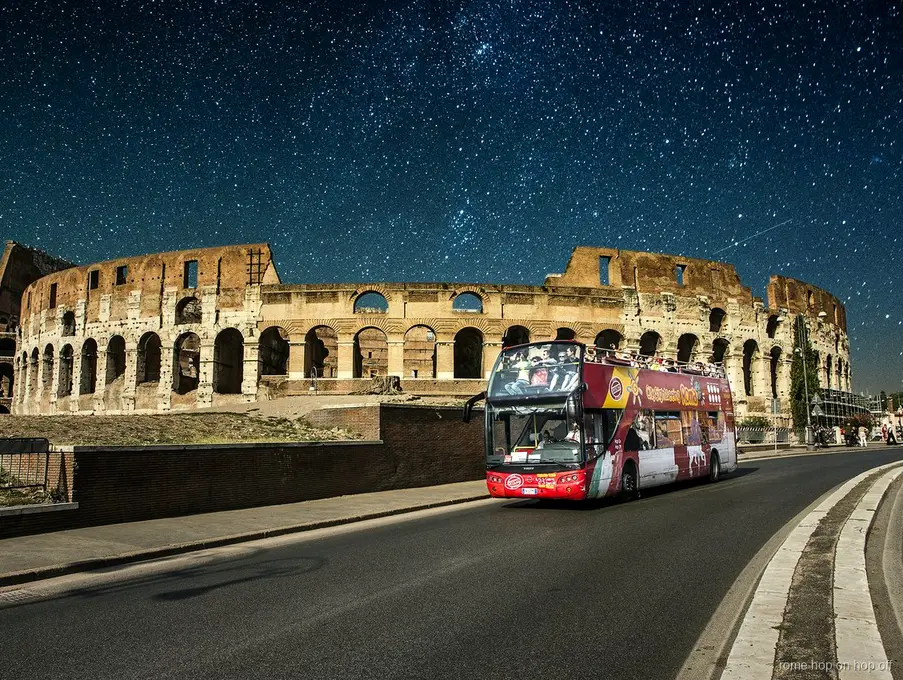 Autobús descubierto de dos pisos en el tour nocturno del bus turístico de Roma