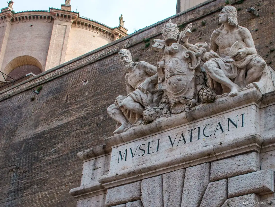Parada de bus turístico incluida en el pase de Roma con Vaticano y Coliseo