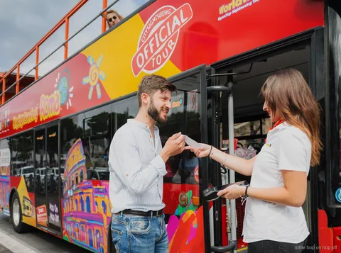 Fahrgäste mit Kopfhörern im City Sightseeing Rom Hop-On-Hop-Off-Bus