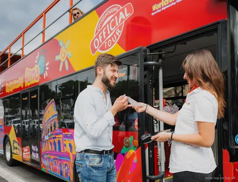 Passeggeri con le cuffie sul bus City Sightseeing Roma hop on hop off