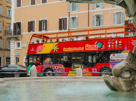 Fermata del bus City Sightseeing Roma hop on hop off vicino a Piazza Venezia