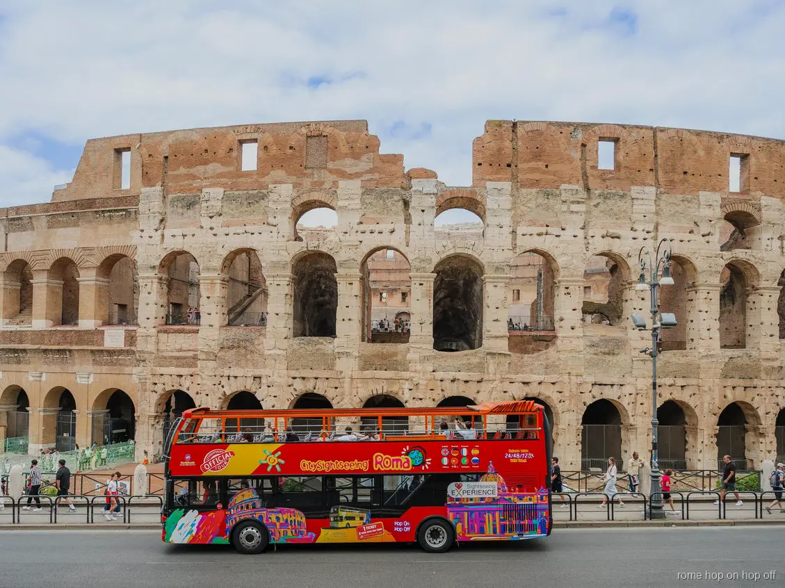 Bus City Sightseeing Rome hop-on hop-off à toit ouvert sur son circuit près du Colisée