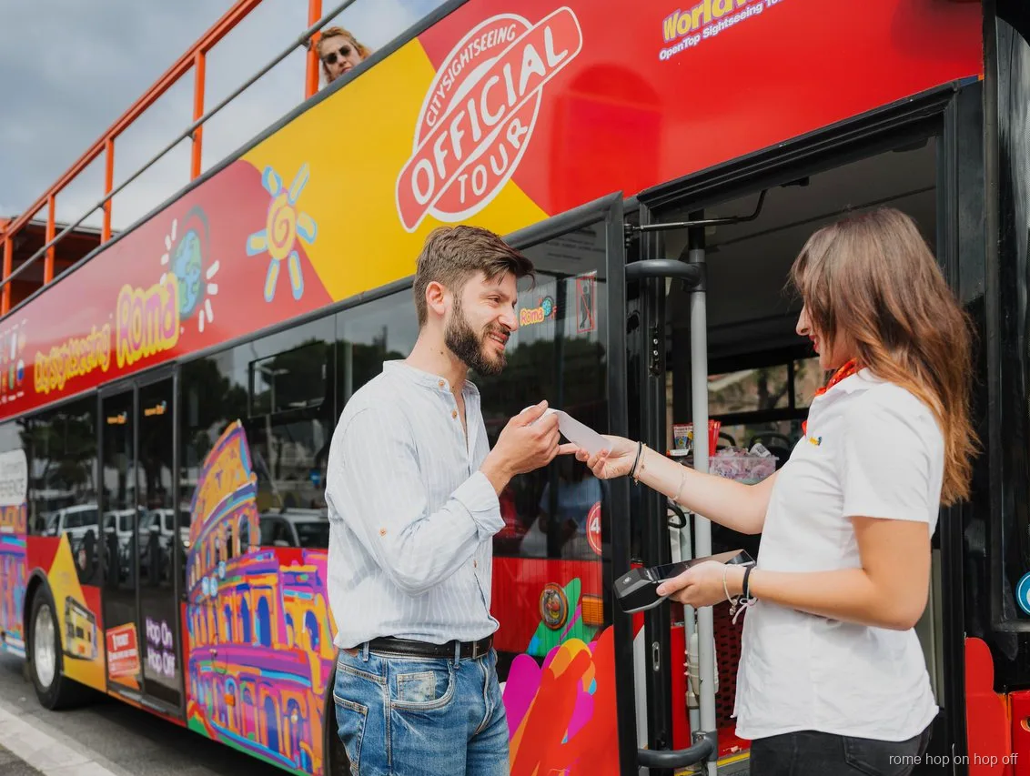 Voyageurs avec écouteurs à bord du bus City Sightseeing Rome hop-on hop-off
