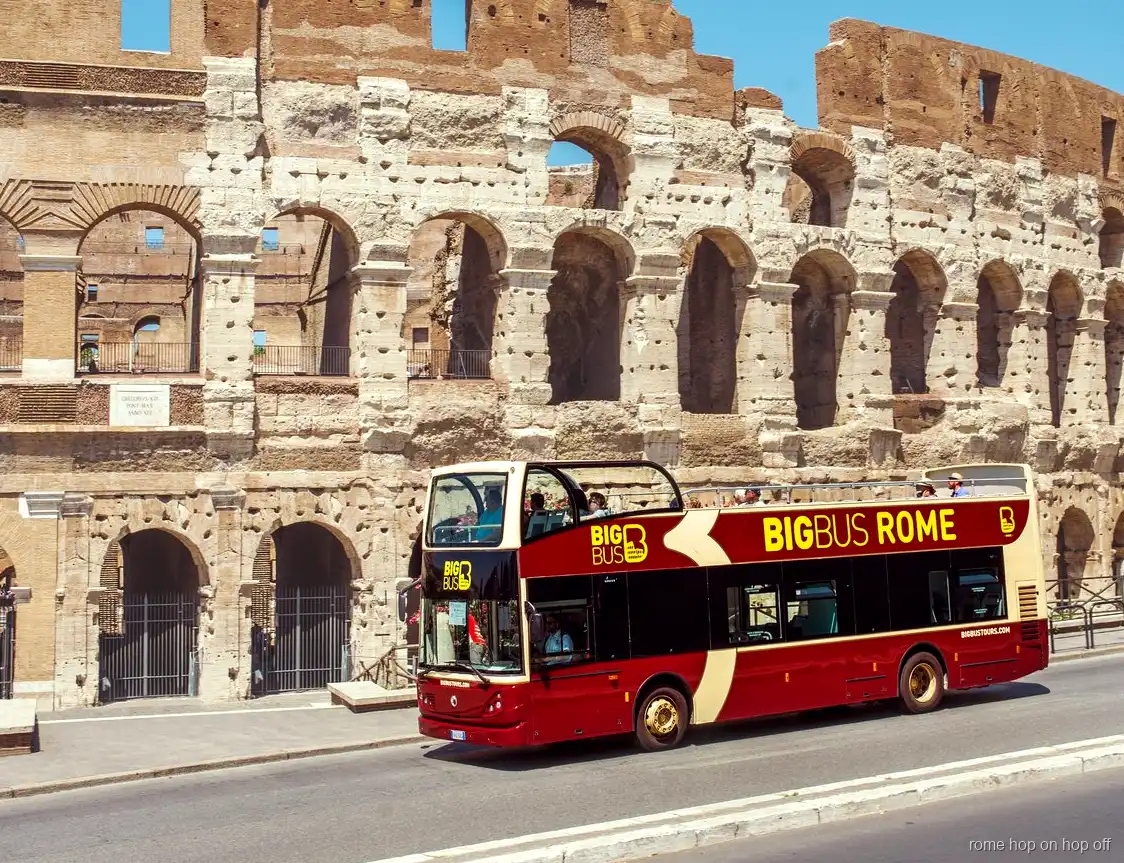 Open bovendekker van de hop-on hop-off bus Rome bij het Colosseum