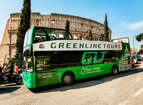 Hop-On-Hop-Off-Bus Rom mit 3 Panoramarouten fährt durch das historische Zentrum