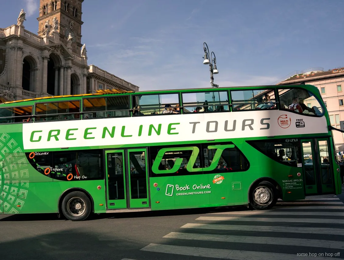 Haltestelle der blauen Route des Hop-On-Hop-Off-Bus Rom nahe Villa Borghese