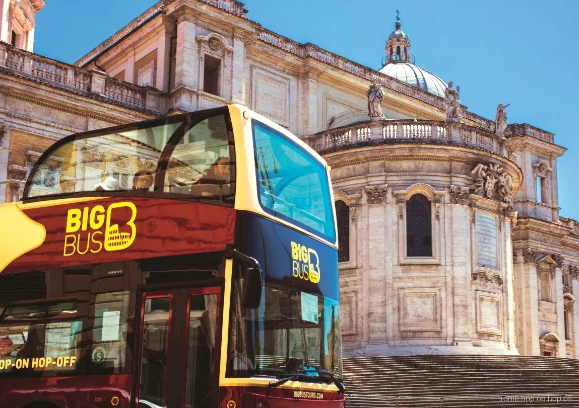 Hop-On-Hop-Off Bus- und Boot-Kombiticket Rom, Bootsfahrt auf dem Tiber nahe einer historischen Brücke