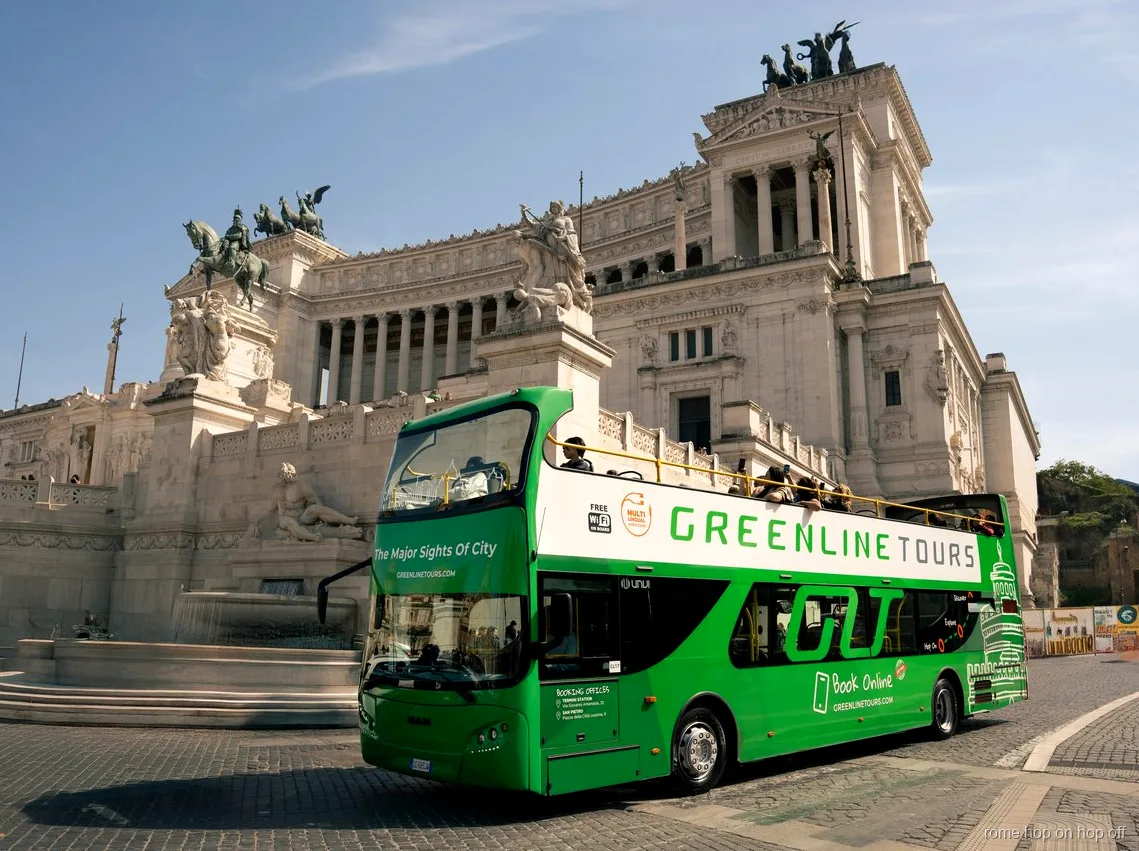 Voyageurs à bord du billet bus hop-on hop-off Rome 3 circuits