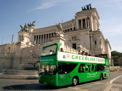 Passagiers op het hop-on hop-off bus Rome ticket met 3 routes