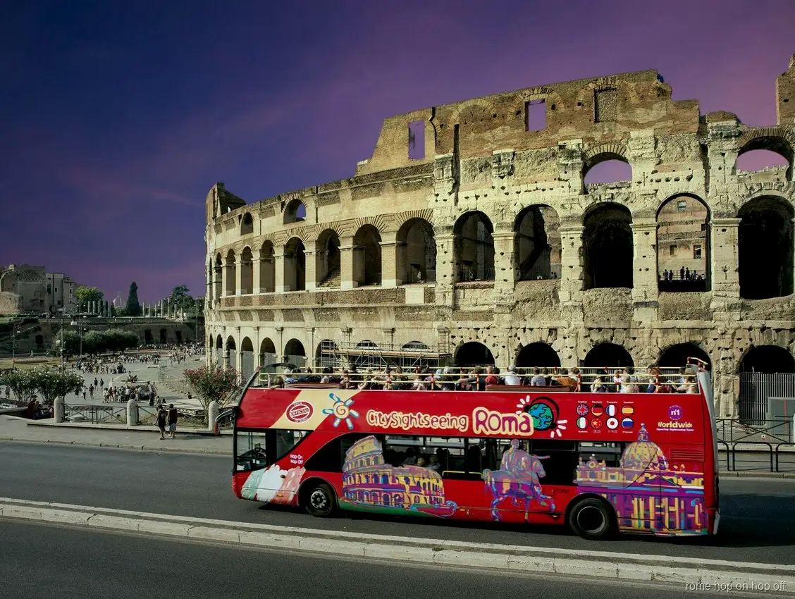 Bus hop-on hop-off Rome de nuit passant devant le Colisée illuminé