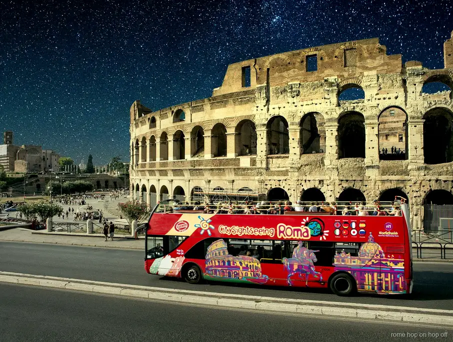 Vue de la Piazza Navona illuminée depuis le bus hop-on hop-off Rome de nuit