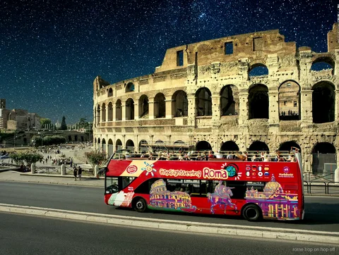 Widok na oświetloną Piazza Navona z nocnej wycieczki hop-on hop-off Rzym