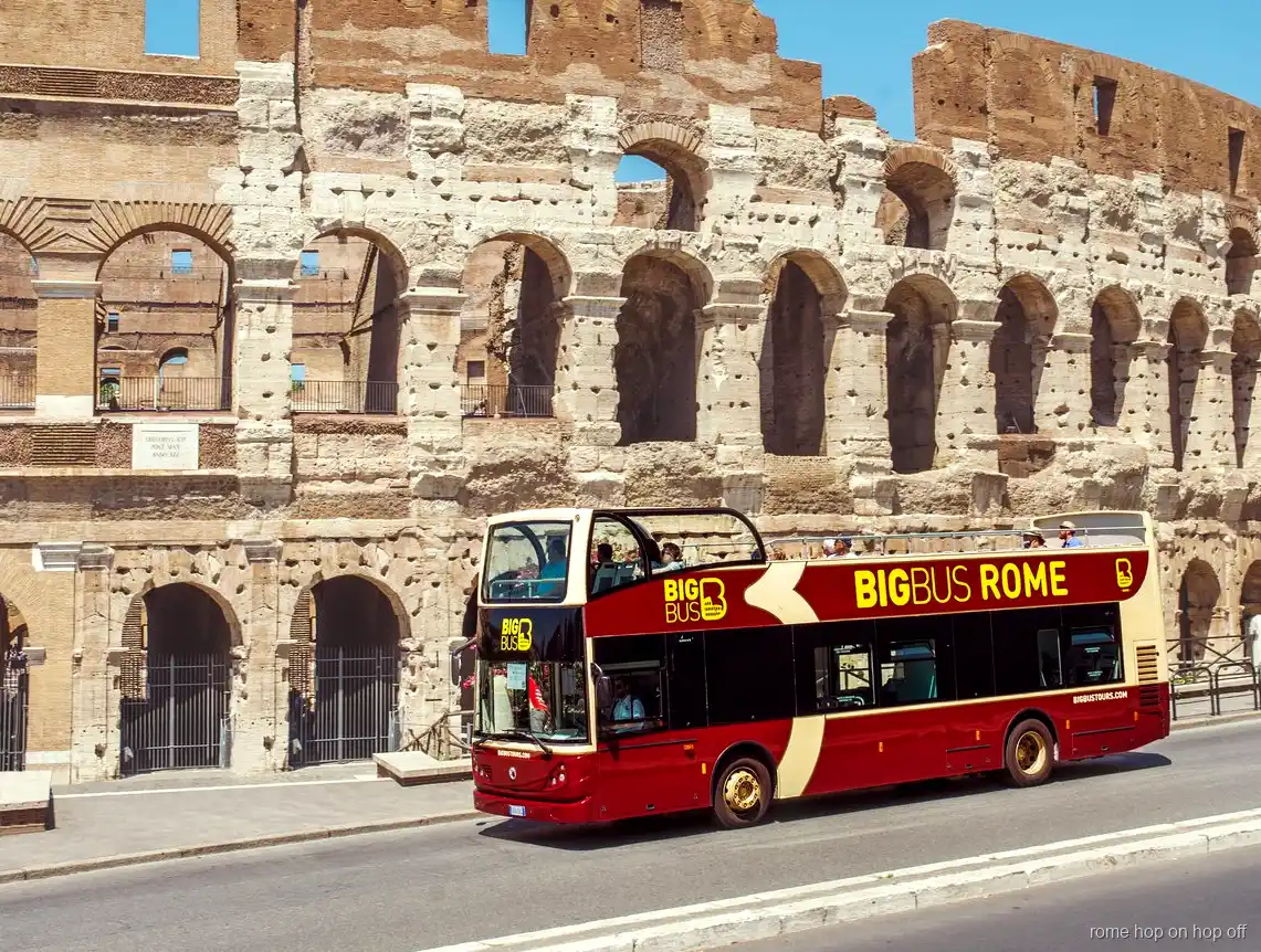 Tour hop on hop off Roma su autobus scoperto a due piani davanti al Colosseo