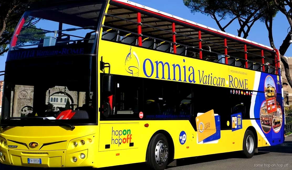Passagier stapt in bij de Vaticaan en hop-on hop-off bus combi Rome met een smartphoneticket