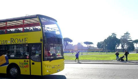 Miejsca na górnym pokładzie kombi Watykan i hop-on hop-off autobus Rzym